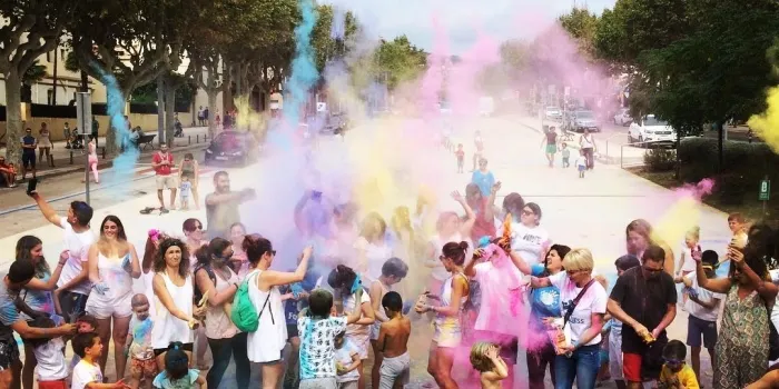 Més d’una cinquantena de persones van participar en la Festa Holi de Junts Autisme