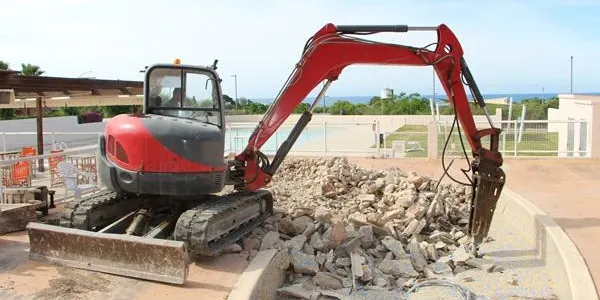 Comença la demolició de la piscina petita d’Altafulla