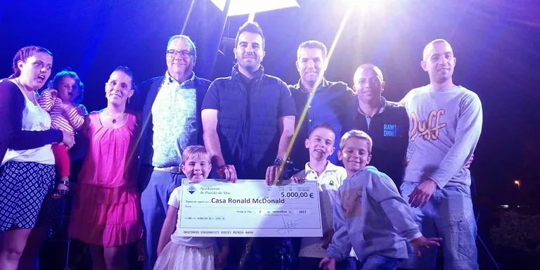 L'Ajuntament fa entrega a la Fundació Ronald McDonald de 5.000 de la venda de les samarretes de Festa Major