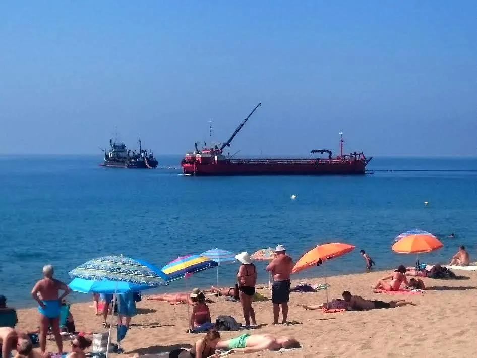 Dos vaixells draga aboquen sorra a la Platja de la Riera de Pineda
