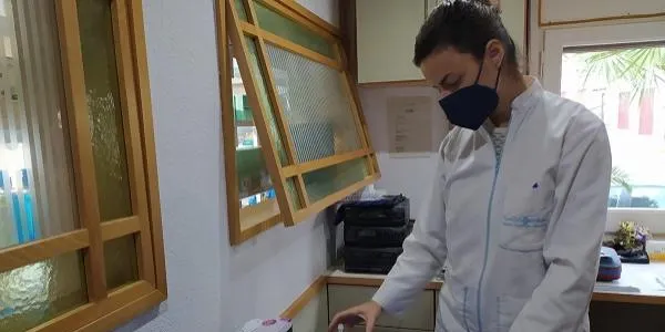 La demanda de test d'antígens fa que algunes farmàcies creïn llistes d'espera per subministrar-ne així que tenen estoc