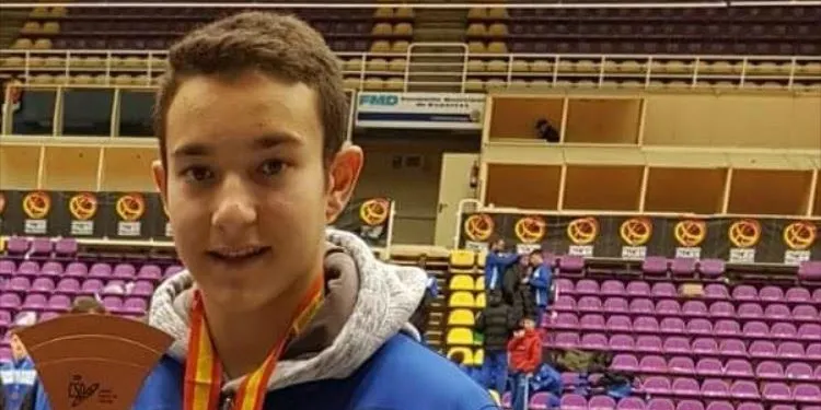 El pinedenc Guillem Sierra i Gibert, medalla de bronze amb la selecció catalana al campionat estatal de bàsquet