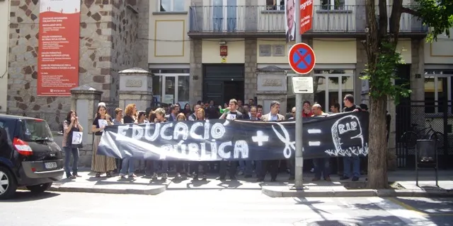 Professors de l'Institut Joan Brudieu se sumen a les concentracions per l'ensenyament públic