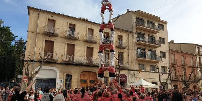 La Colla Vella alça cinc castells de 7 a Falset