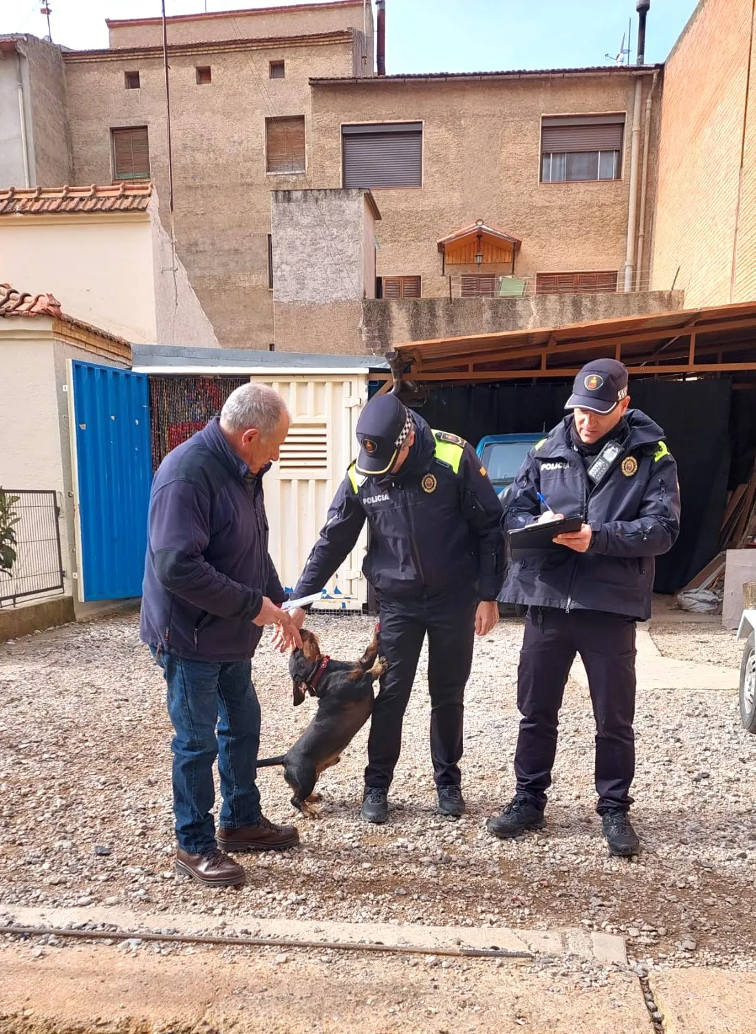 <strong>La Policia Local posa en marxa una campanya informativa a peu de carrer sobre la nova ordenança dels gossos</strong>
