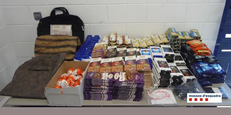 Detinguda una parella rubinenca per robar 250 tauletes de xocolata en un dia