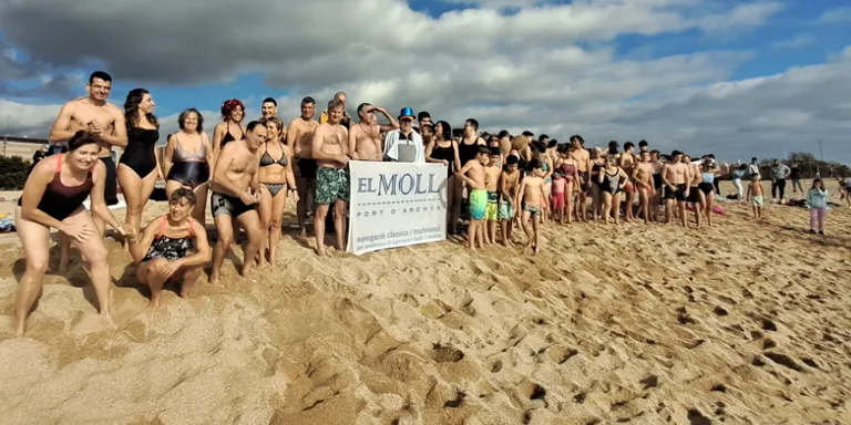 Una centenar de persones es llencen al mar per fer la primera capbussada de l'any