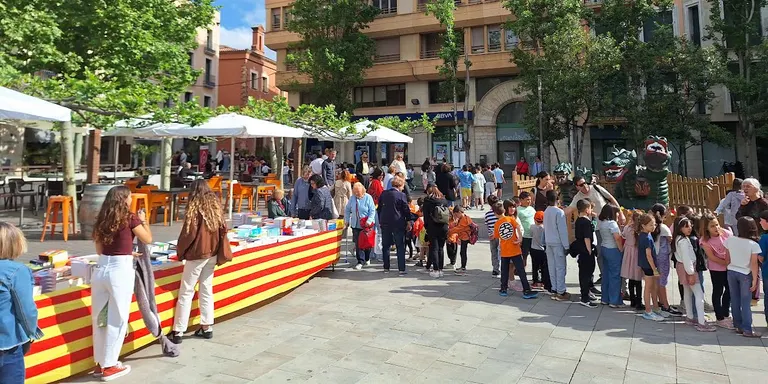 Dracs, llibres i roses marquen la diada de Sant Jordi vallenca