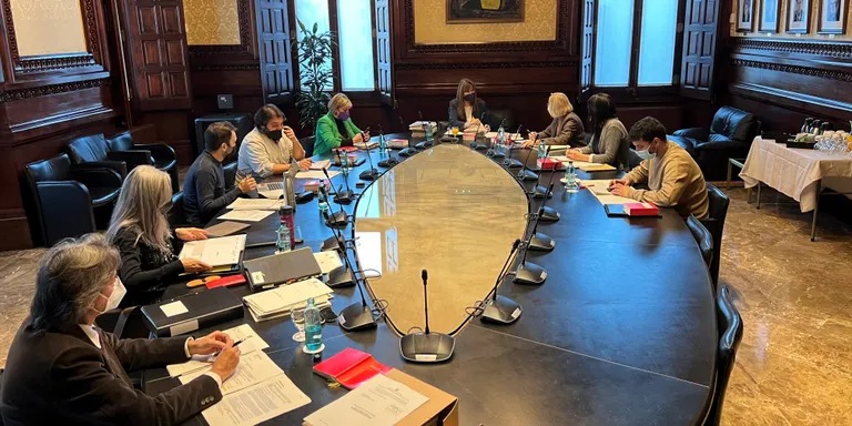 La Mesa del Parlament fa marxa enrere i acorda acabar amb la llicència per edat i pactar una nova reforma del sistema