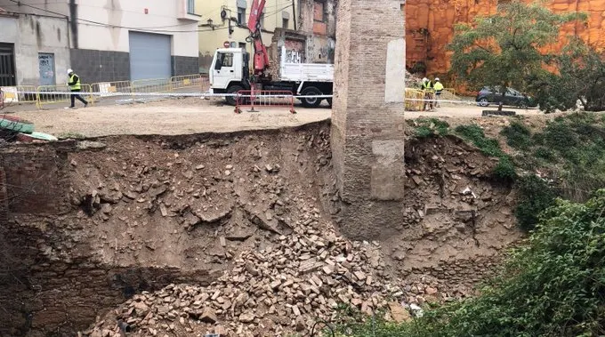 Esllavissada d’una part del mur de contenció del torrent del Raval Farigola