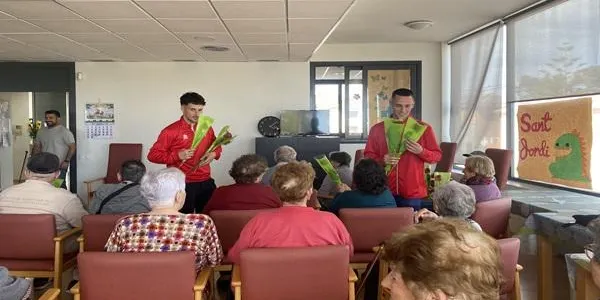 El Centre de Dia per a Gent Gran Marinada de Roda de Berà viu la Diada de Sant Jordi