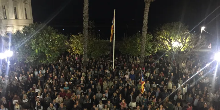 Ple absolut a la Pl. de l’Ajuntament en l’acte de rebuig als empresonaments
