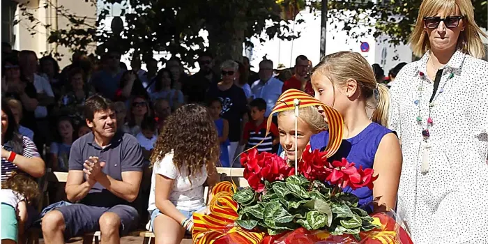La balconada del Xifré s’omple d’arenyencs en motiu de l’acte institucional de la Diada a Arenys de Mar