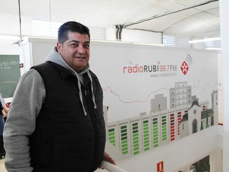 El regidor d'Esports, Juan López, als estudis de Ràdio Rubí