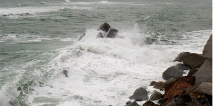 El temporal de llevant d’ahir s'emporta, de nou, part de la platja de la Musclera