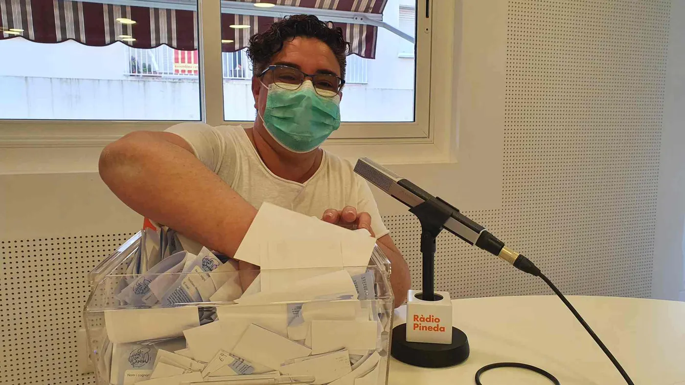Gent de Pineda sorteja quatre mones de Pasqua entre els clients de les botigues associades