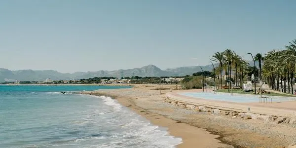 El PP denuncia que l’Estat estudiï eliminar els passejos marítims i exigeix inversions que ajudin a frenar la regressió de les platges
