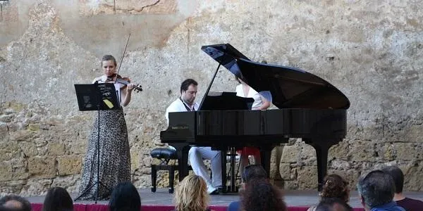 Una cinquantena de persones gaudeixen de l’estrena del I Festival Internacional Costa Daurada a Altafulla