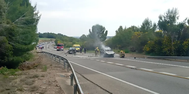 Un ferit en un accident a la C-55, aquest dissabte, amb un cotxe incendiat