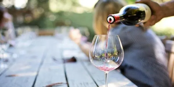 Avaluaran com el vi negre sense alcohol i la dieta mediterrània influeixen en les capacitats cognitives i locomotores de la gent gran