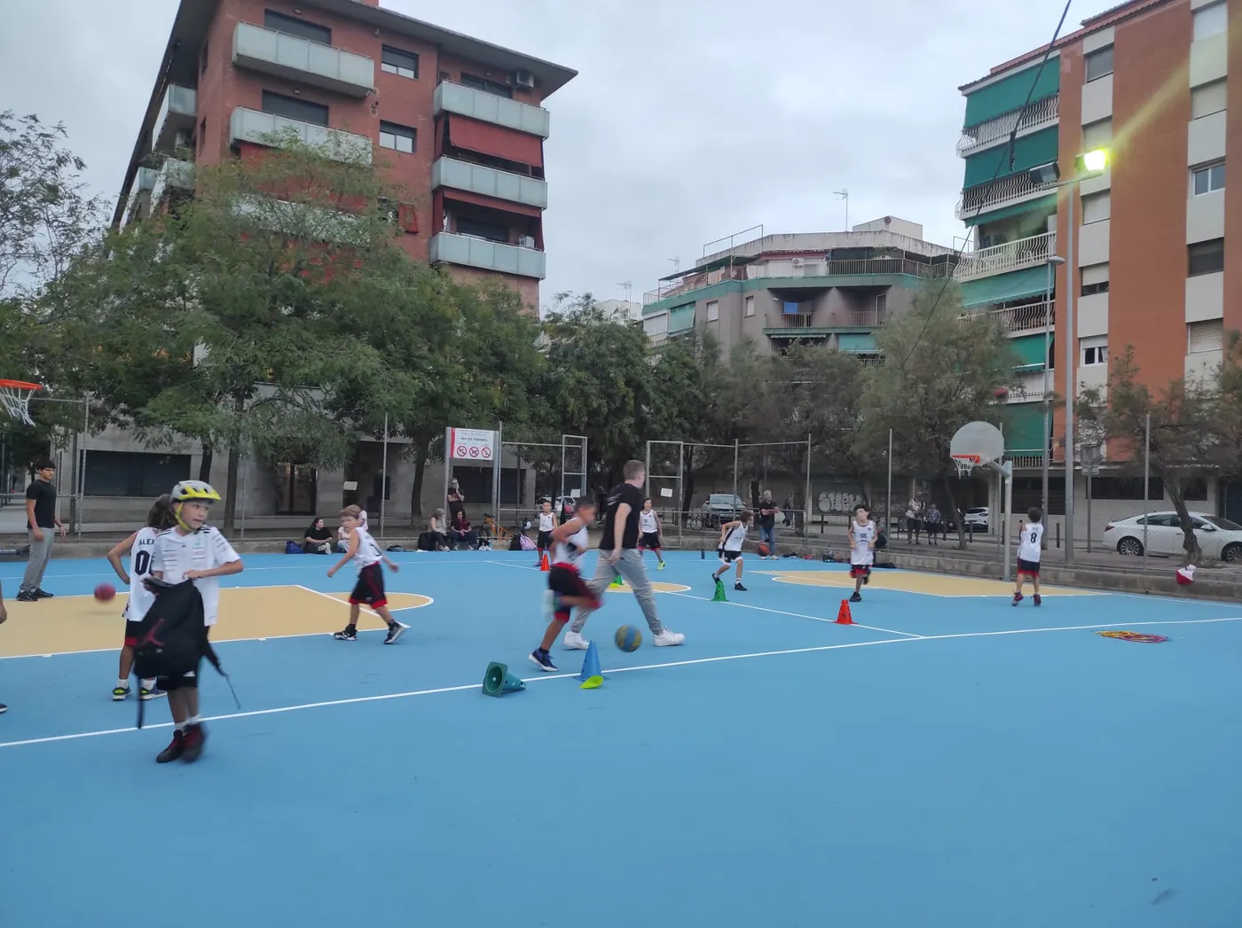 Mollet inaugura la pista de bàsquet de la plaça de la República després de renovar-ne el paviment