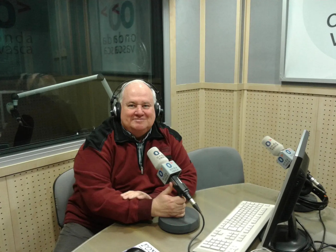 EL ECO PERSISTENTE DE UNA VOZ CÁLIDA QUE FORMA PARTE DEL PAISAJE: IÑAKI DE MUJIKA