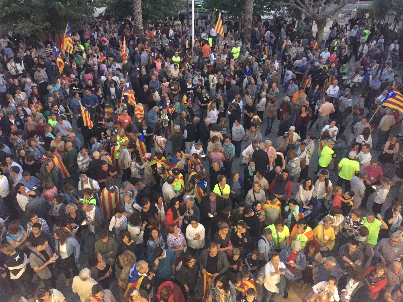 La Plaça de l’Ajuntament s’omple en la concentració de suport a la Generalitat i de rebuig a les detencions relacionades amb el referèndum