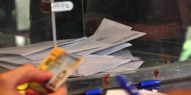La fiscalia aposta per mantenir el 14-F perquè la situació pandèmica era previsible i demana mesures als col·legis