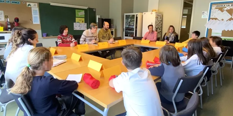 L’escola La Bòbila fa una assemblea amb la participació de l’alcalde de Cambrils i la regidora d’Educació