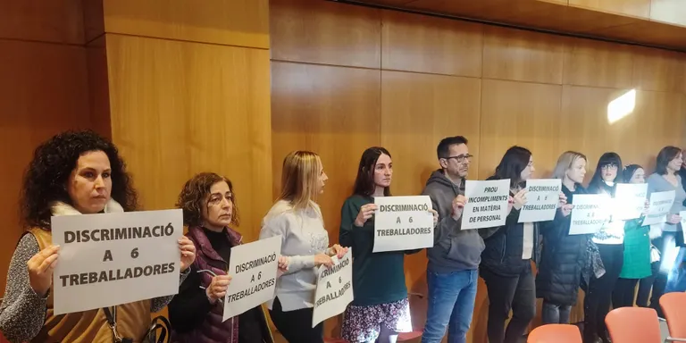 Un grup de treballadors de l’Ajuntament donen suport als companys que es van quedar fora de l'acord d'equiparació salarial