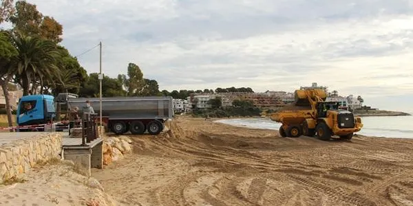 La platja d’Altafulla es reconfigura amb la sorra de Torredembarra