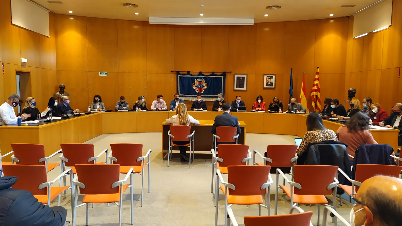 L’equip de govern afirma que l'enderrocament de l’estació és legal i que es fa amb mitjans propis per guanyar temps