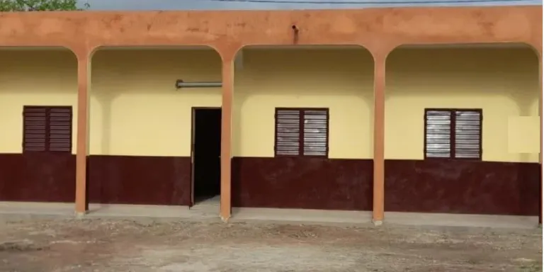 El centre sociocultural del Senegal que impulsen Caldes Solidària i l'Ajuntament ja té construïdes dues de les tres aules previstes