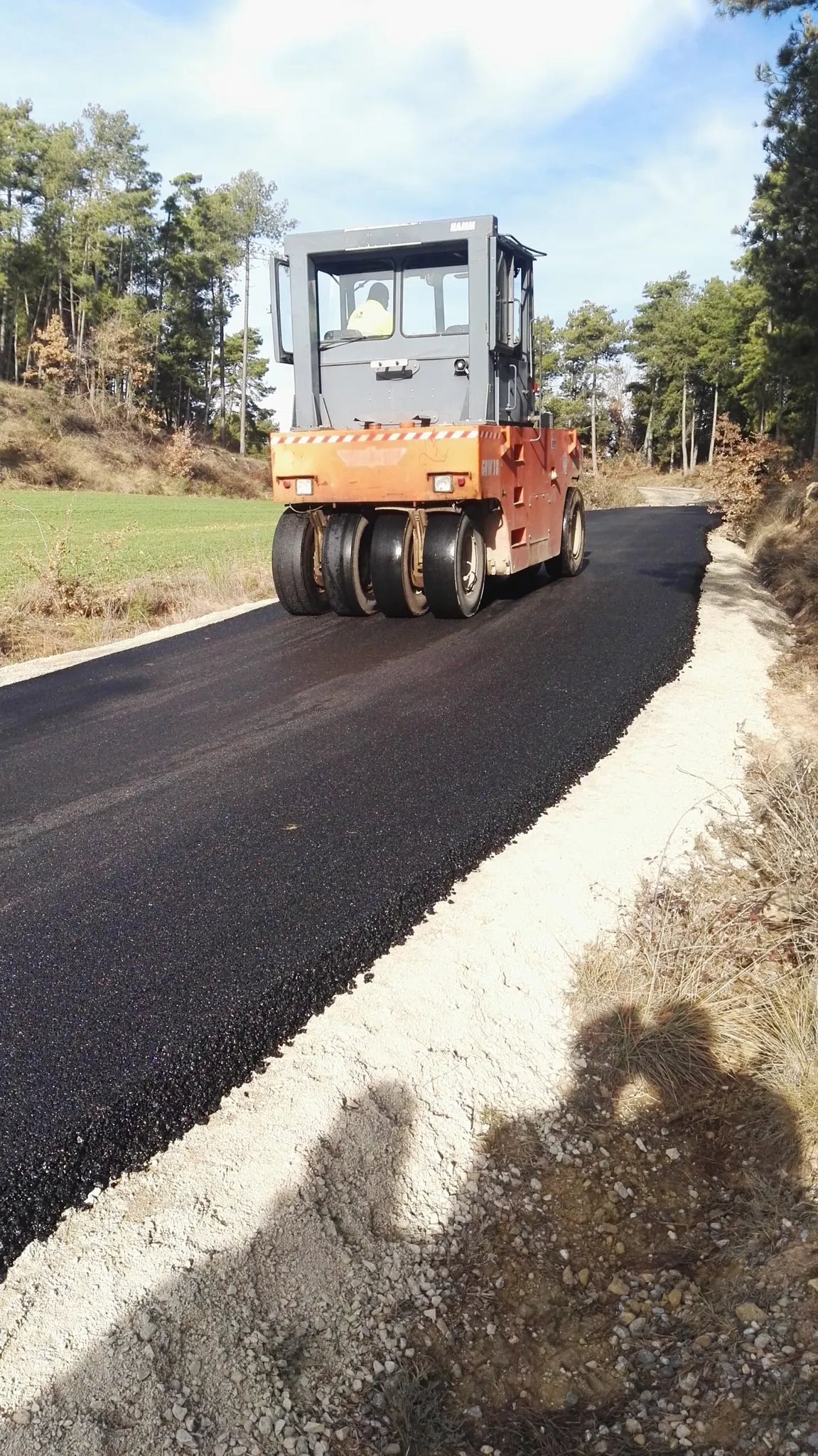 Pinell ja té pavimentats tots els camins del municipi que van a masies habitades