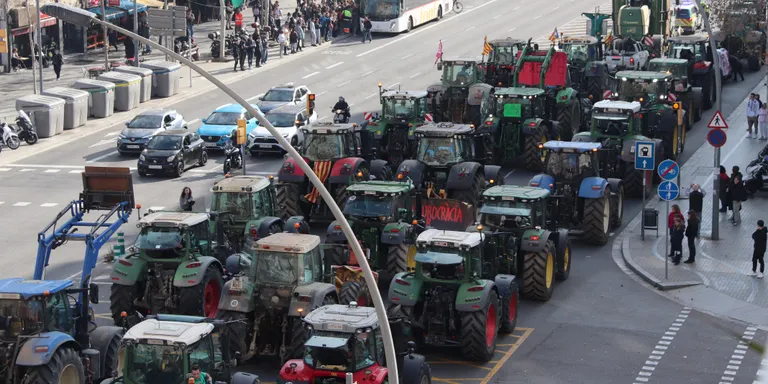 La pagesia arriba a Barcelona amb més de 2.000 tractors en una mobilització històrica