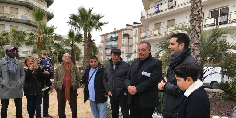 La nova plaça de les Palmeres recupera la placa de memòria històrica en record de 'la gran redada antigitana'