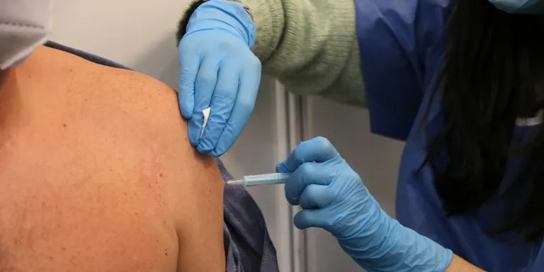 La Comissió de Salut Pública aprova obrir la tercera dosi contra el coronavirus a les persones d'entre 39 i 18 anys