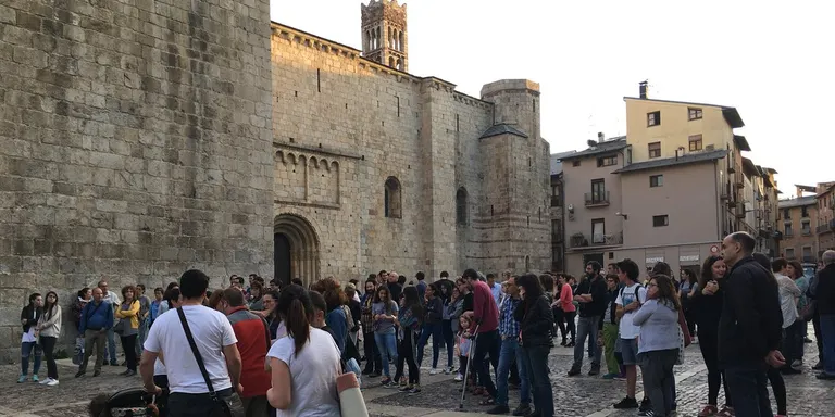 Un centenar de persones es concentren a la Seu per expressar el rebuig a la sentència de ‘La Manada’