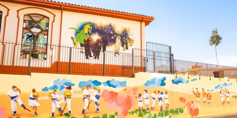 Un gran mural recrea tots els elements del seguici popular i festiu de Constantí