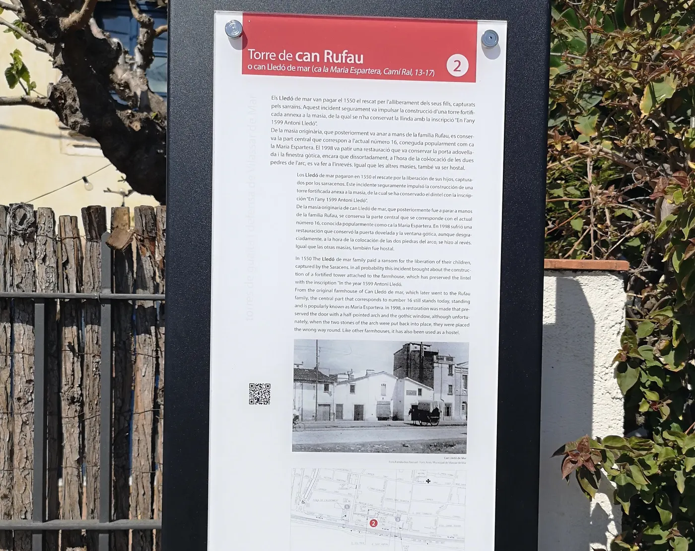 Tres plafons al carrer recorden les tres torres de defensa que hi havia al poble