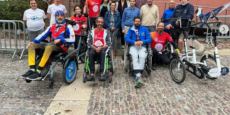 Membres de l'associació Discamino fan parada a la Seu d'Urgell