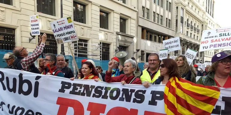 Una vintena de pensionistes rubinencs participen en una multitudinària protesta a Madrid