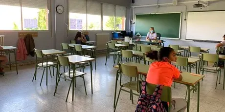 Controls de temperatura, mascareta i grups reduïts, algunes mesures en la tornada a l'escola