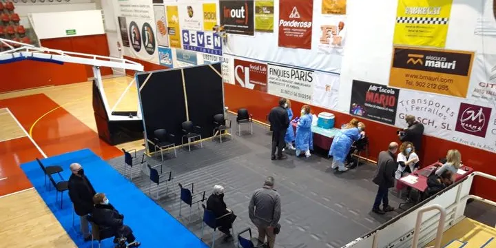El pavelló Joana Ballart funciona com a punt de vacunació de la Covid-19