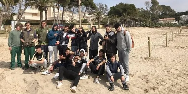 Els alumnes del PTT finalitzen l’abalisament en el tram pilot de la platja d’Altafulla