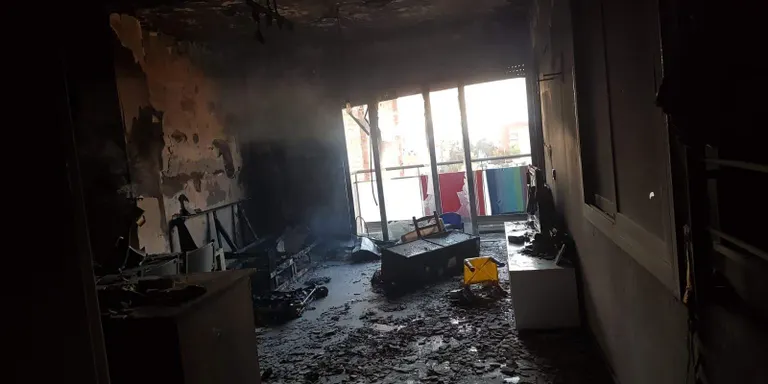 Cinc ferits, dos avis i tres menors, en un incendi a Poblenou