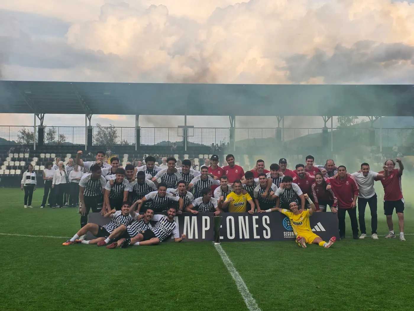 EL REAL UNIÓN RESURGE ENTRE EL BARRO: ASCENSO A PRIMERA FEDERACIÓN TRAS UN GOLPE QUE MARCÓ AL CLUB
