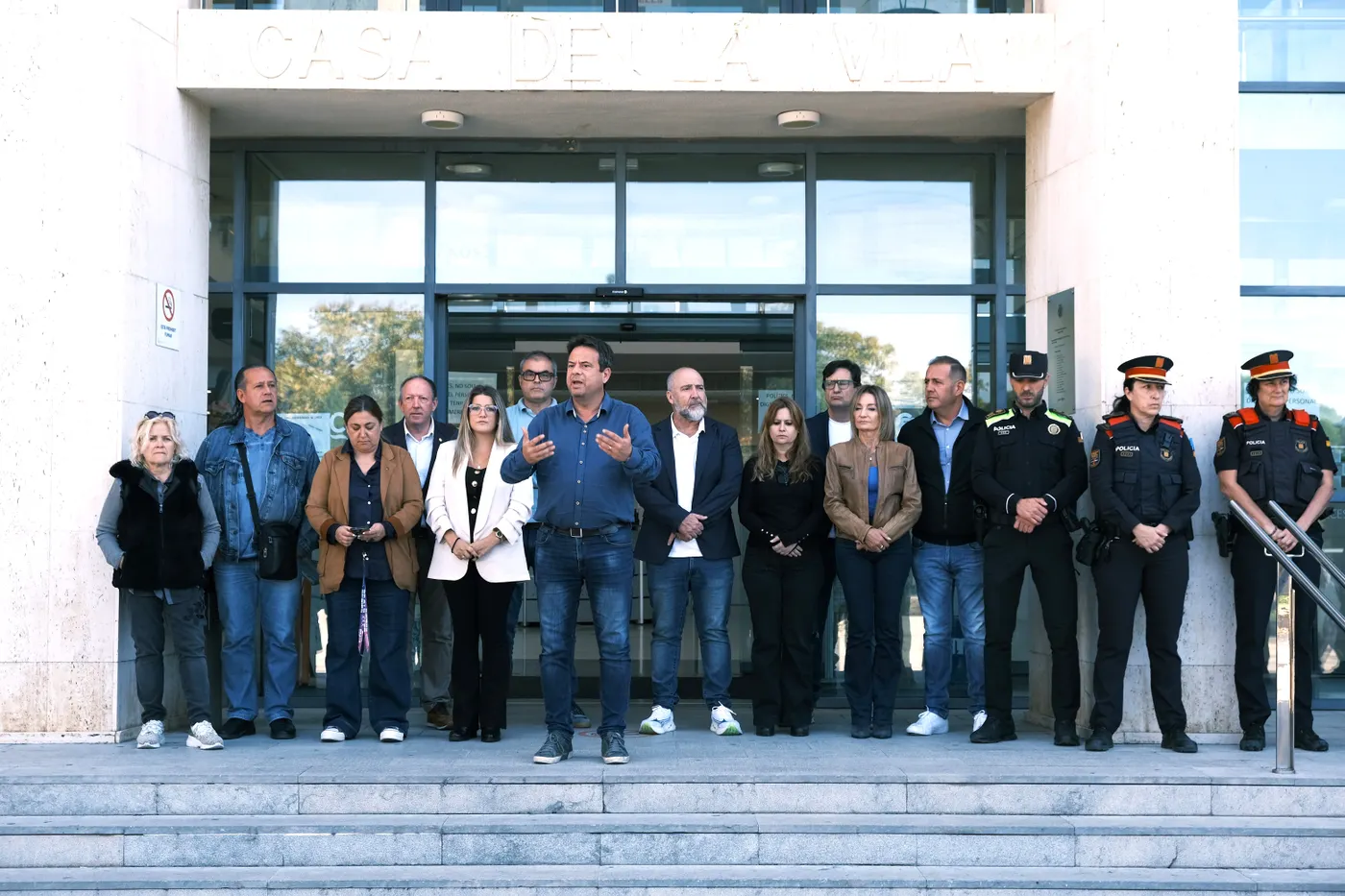 Cambrils fa un minut de silenci com a mostra de condol per les víctimes de l’accident de tren a Toledo