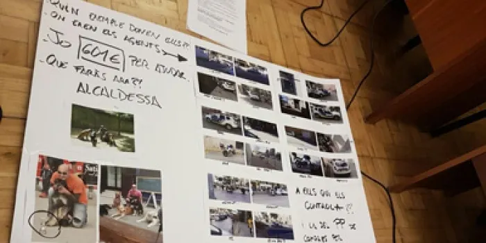 Un veí protesta per la sanció rebuda d'Interior deixant pancartes en el ple