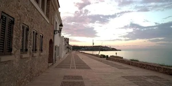 El sector turístic d’Altafulla considera que l’estiu s’ha salvat però alerta que el problema de la platja li afecta, segons una enquesta
